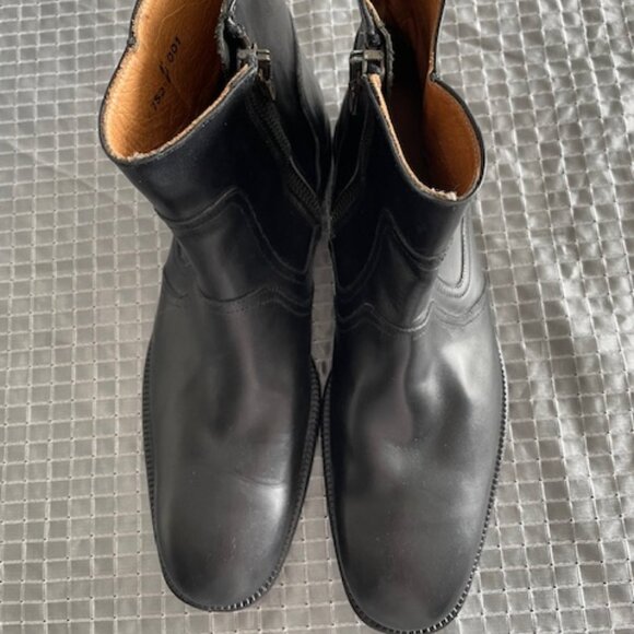 John Varvatos handmade in Italy leather upper and soles boots size 8.5